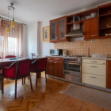 • Spacious ǀ Main Square ǀ 2 ǀ Parking • Apartman Szkopje