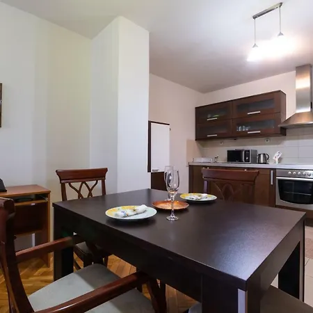• Spacious ǀ Main Square ǀ 2 ǀ Parking • Apartman