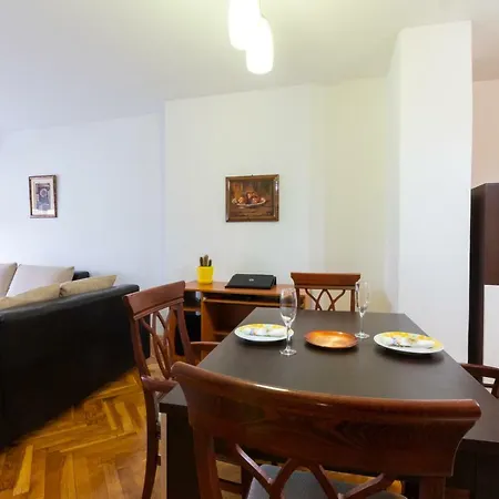 Apartman • Spacious ǀ Main Square ǀ 2 ǀ Parking •